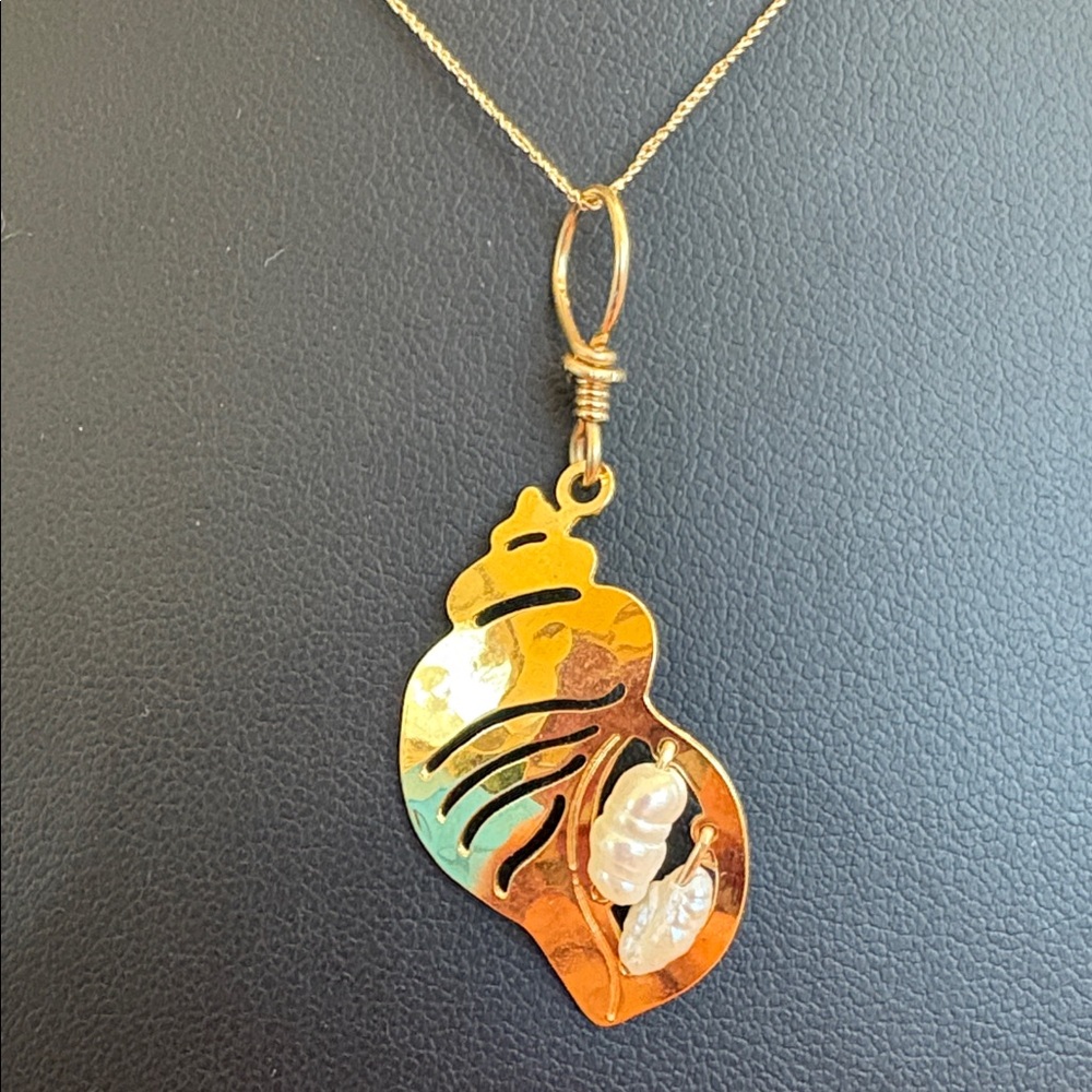 Wild Bryde Seashell necklace pendant Hammered Gold Plated Fresh Water Pearls - Picture 3 of 10